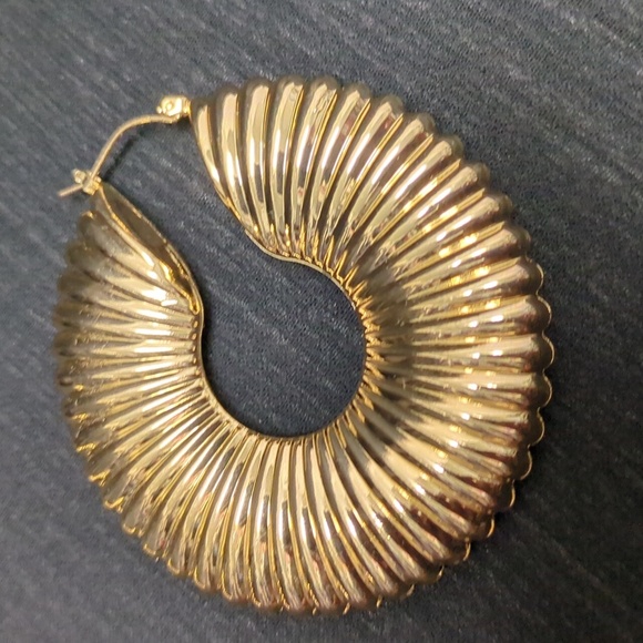 NWOT Large Hoop Mobb Ribbed Gold Shell Hoop Earrings - Picture 6 of 11